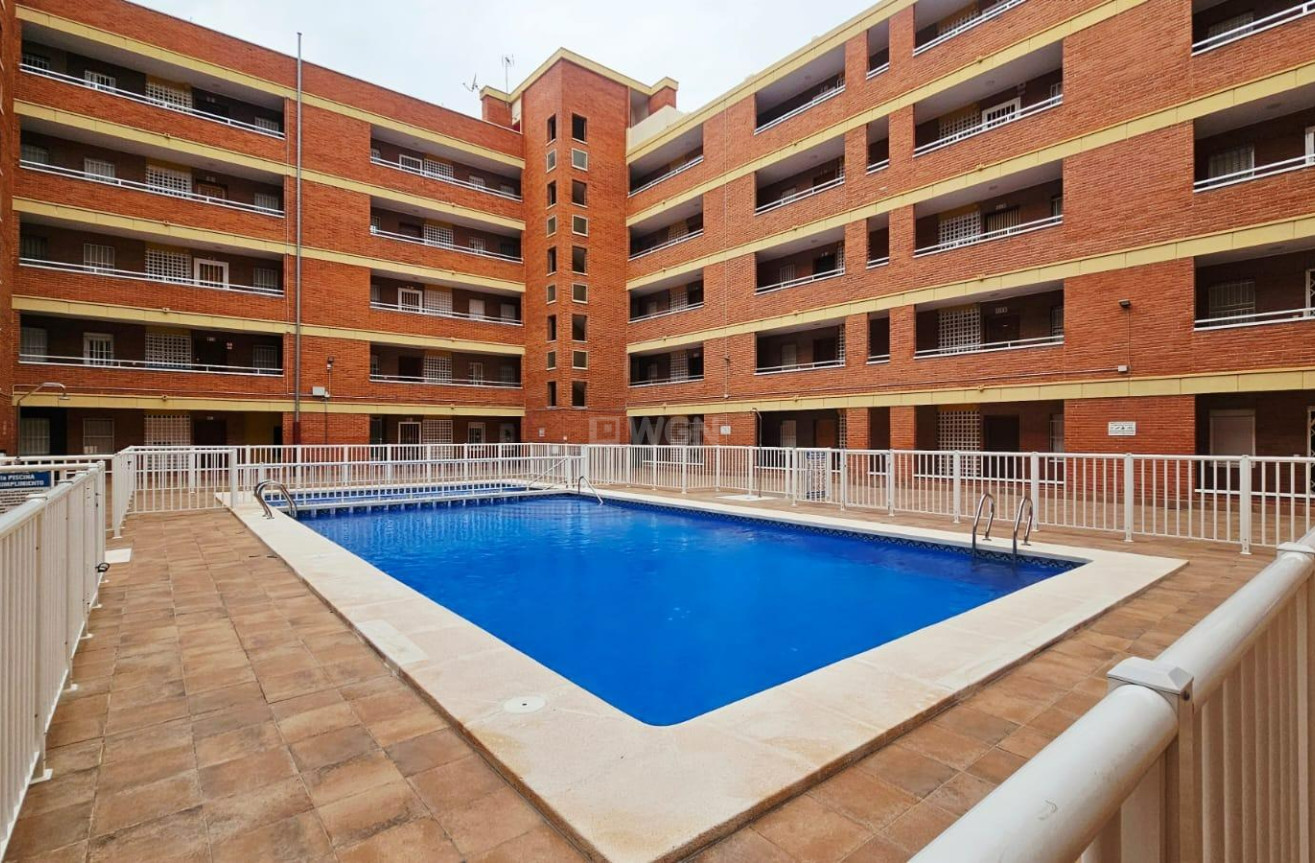 Odsprzedaż - Mieszkanie w bloku - Torrevieja - Playa De Los Naufragos