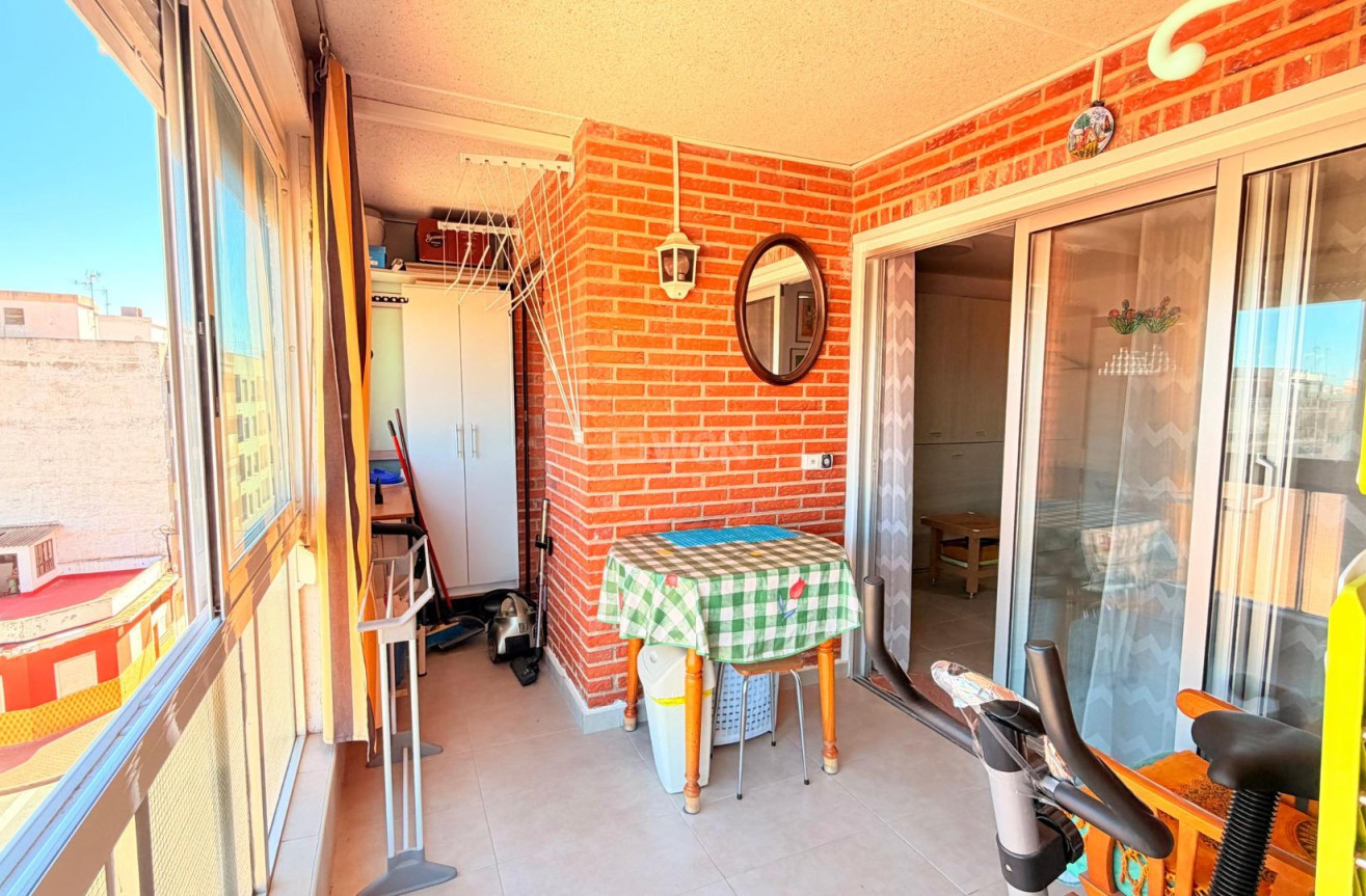 Odsprzedaż - Mieszkanie w bloku - Torrevieja - Playa De Los Naufragos