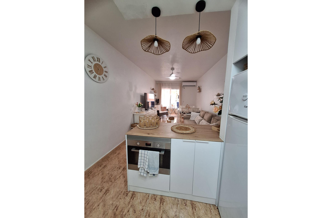 Odsprzedaż - Mieszkanie w bloku - Torrevieja - Playa del Cura