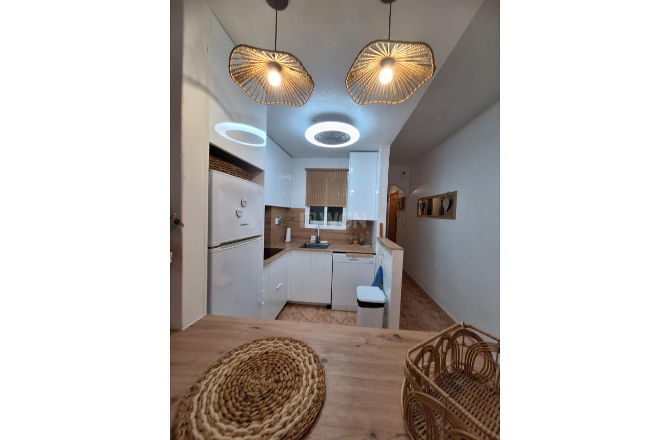 Odsprzedaż - Mieszkanie w bloku - Torrevieja - Playa del Cura
