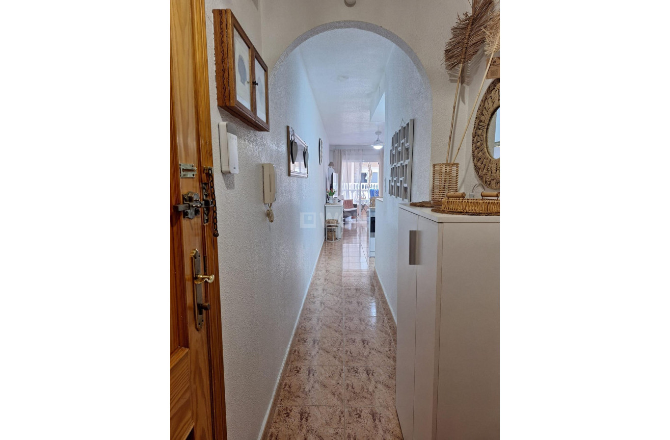 Odsprzedaż - Mieszkanie w bloku - Torrevieja - Playa del Cura