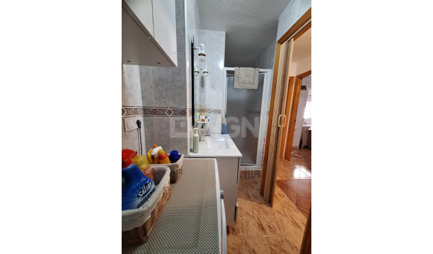 Odsprzedaż - Mieszkanie w bloku - Torrevieja - Playa del Cura