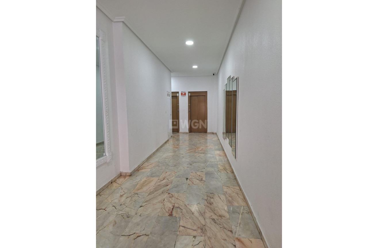 Odsprzedaż - Mieszkanie w bloku - Torrevieja - Playa del Cura
