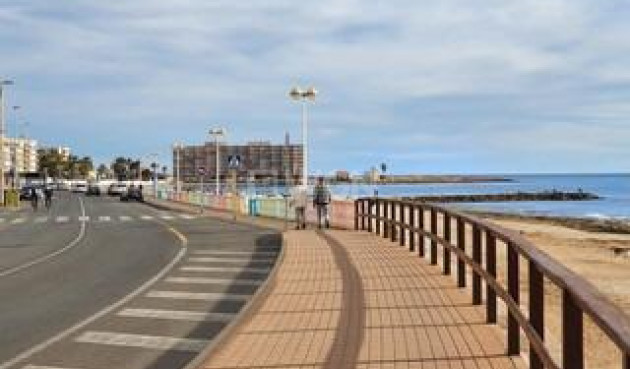 Odsprzedaż - Mieszkanie w bloku - Torrevieja - Curva Del Palangre