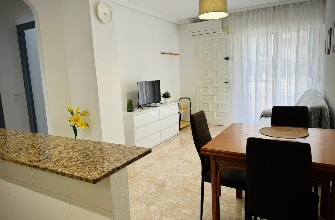 Odsprzedaż - Mieszkanie w bloku - Torrevieja - Playa del Cura