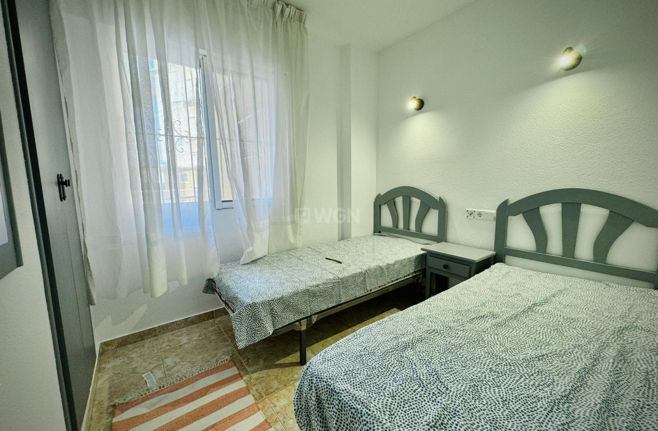 Odsprzedaż - Mieszkanie w bloku - Torrevieja - Playa del Cura