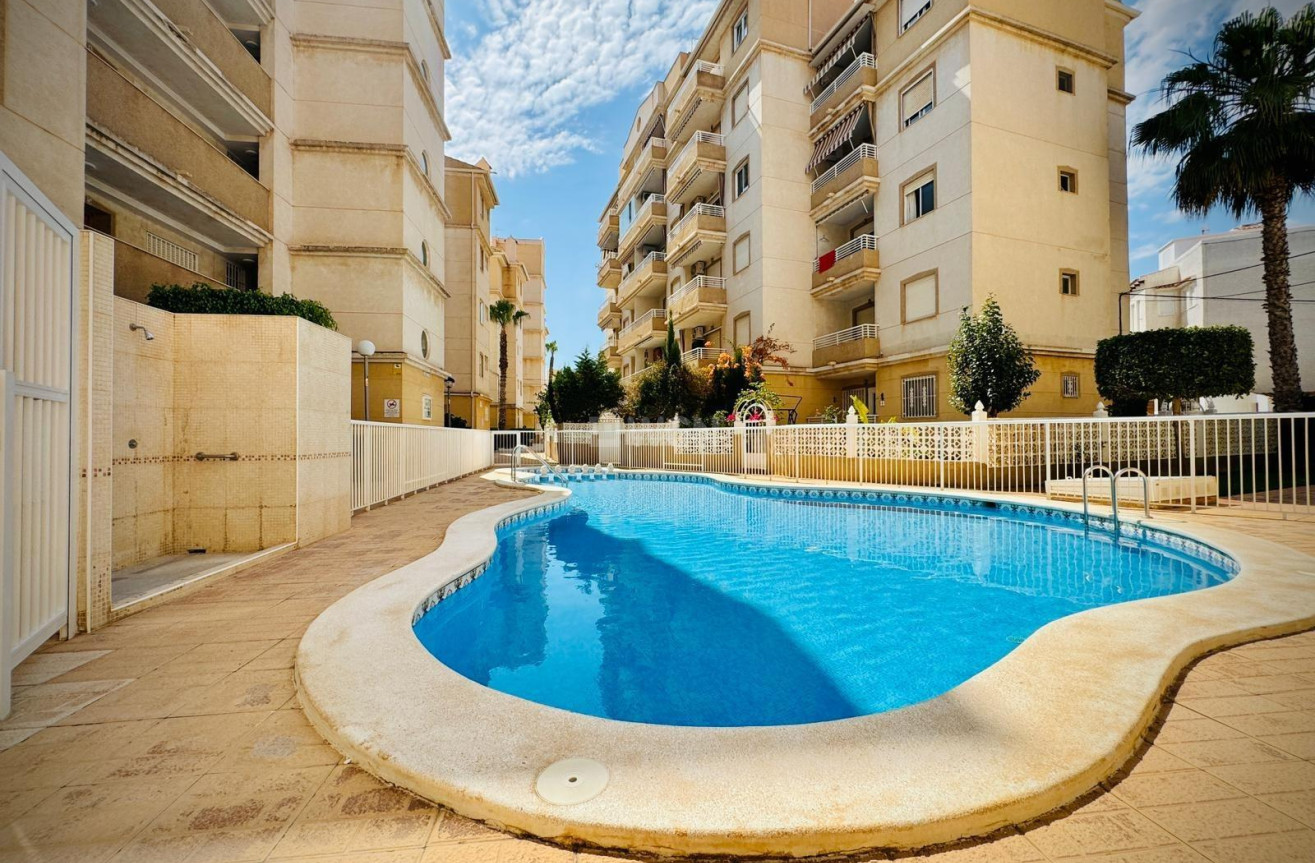 Odsprzedaż - Mieszkanie w bloku - Torrevieja - Playa del Cura