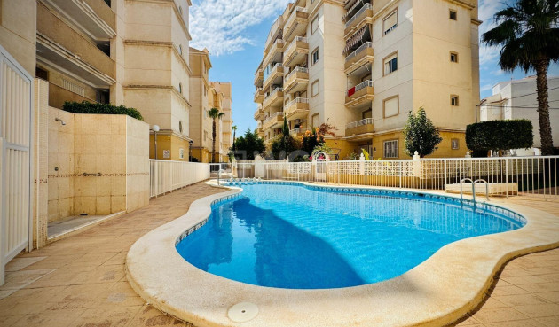 Odsprzedaż - Mieszkanie w bloku - Torrevieja - Playa del Cura