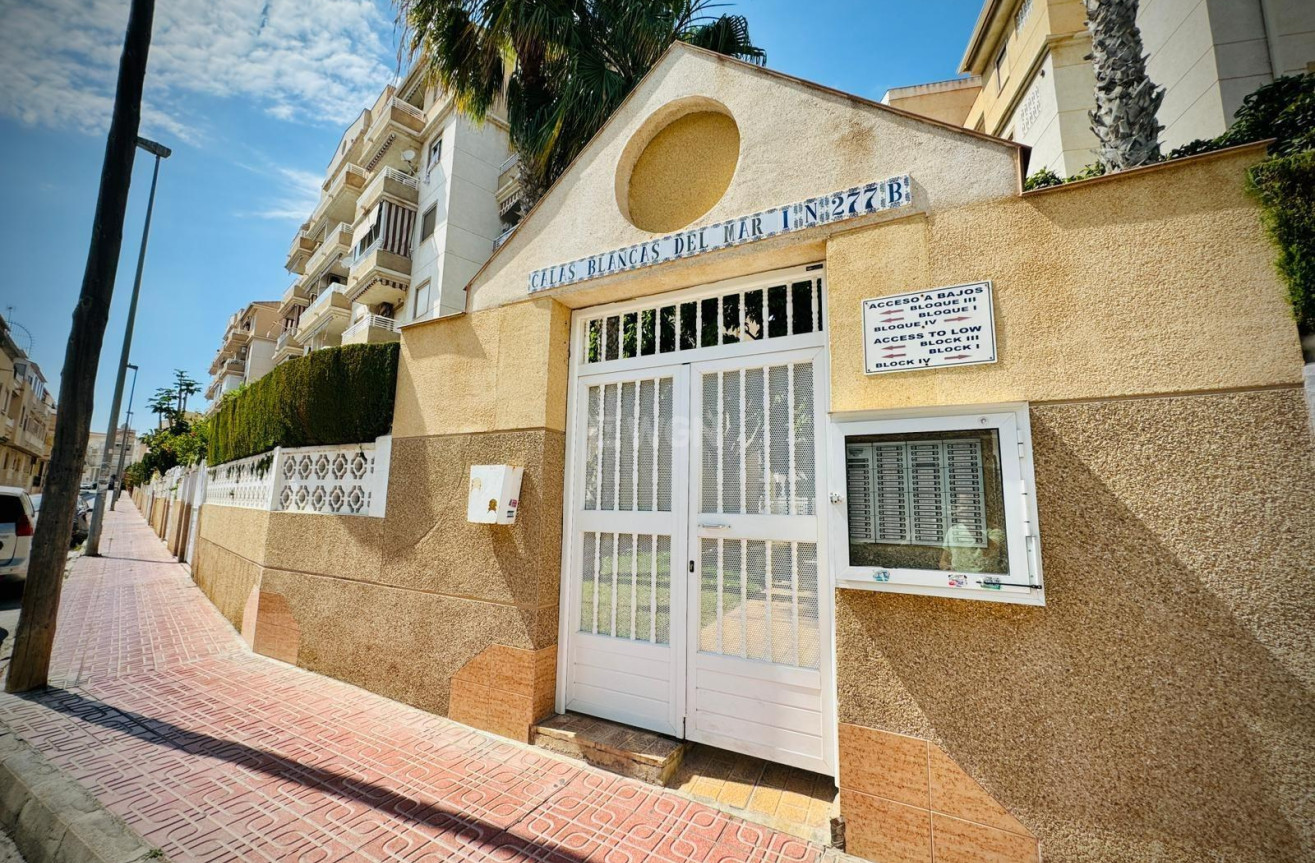 Odsprzedaż - Mieszkanie w bloku - Torrevieja - Playa del Cura