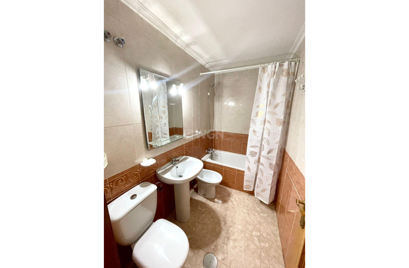 Odsprzedaż - Mieszkanie w bloku - Torrevieja - Centro