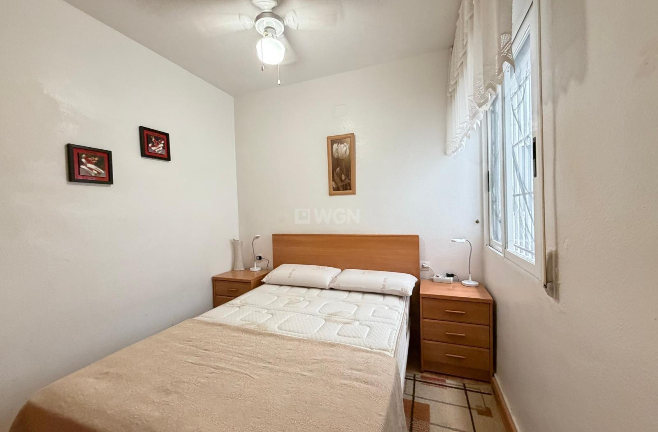 Odsprzedaż - Mieszkanie w bloku - Torrevieja - Playa del Cura