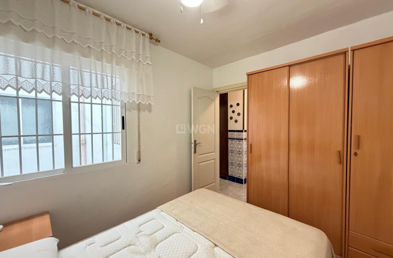 Odsprzedaż - Mieszkanie w bloku - Torrevieja - Playa del Cura