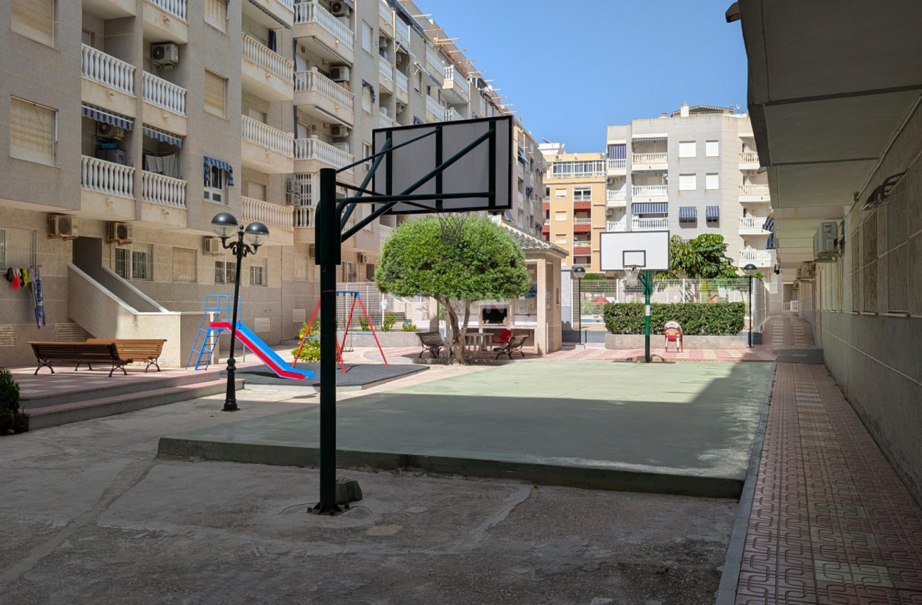 Odsprzedaż - Mieszkanie w bloku - Torrevieja - Estacion De Autobuses