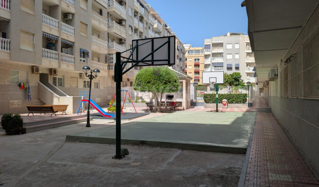 Odsprzedaż - Mieszkanie w bloku - Torrevieja - Estacion De Autobuses