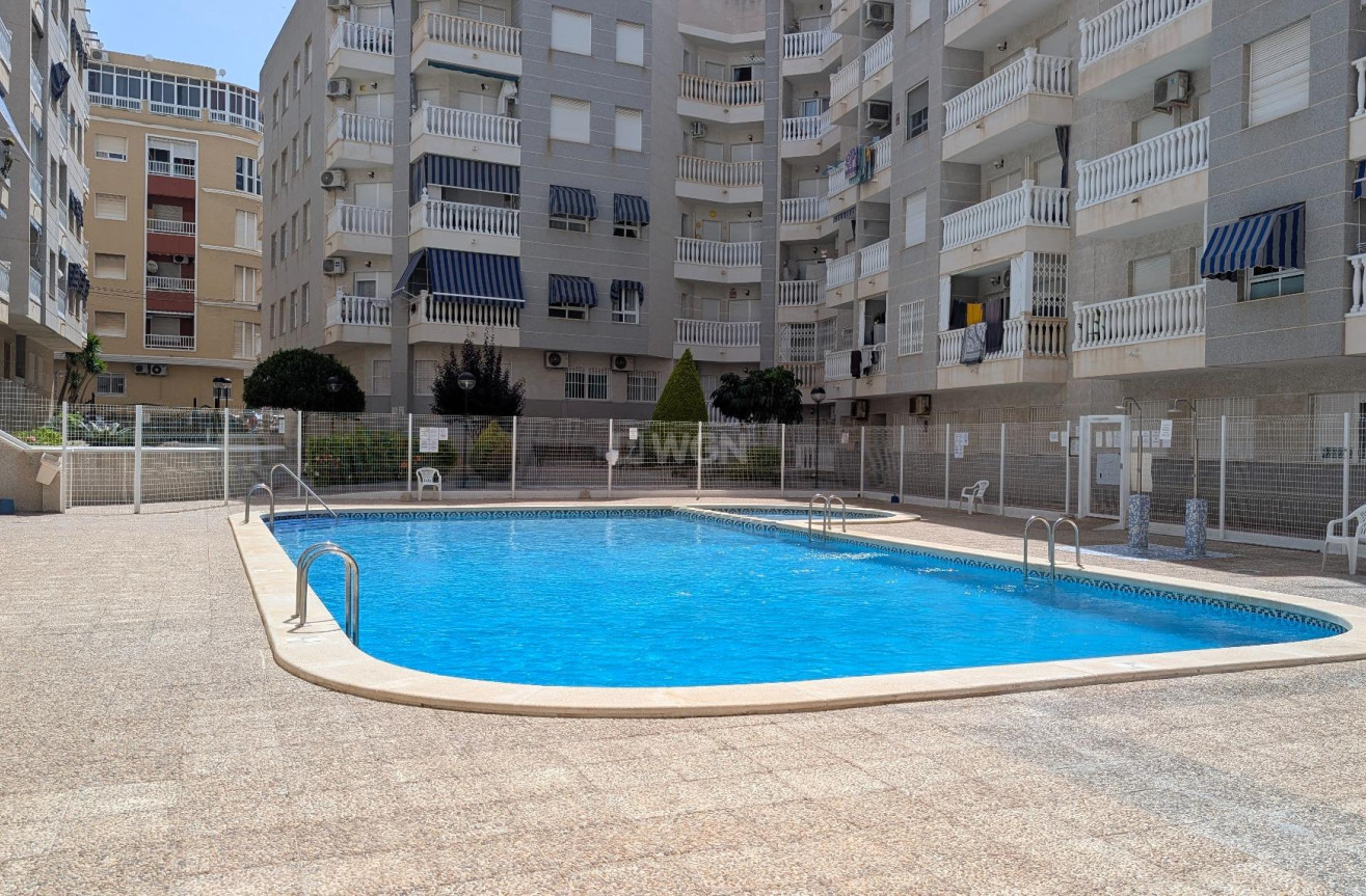 Odsprzedaż - Mieszkanie w bloku - Torrevieja - Estacion De Autobuses