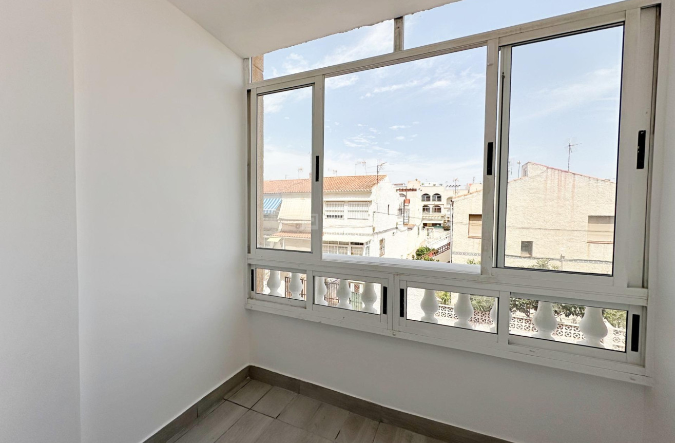 Odsprzedaż - Mieszkanie w bloku - Torrevieja - Centro