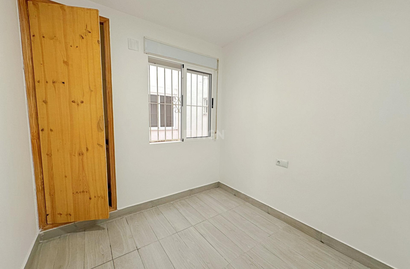 Odsprzedaż - Mieszkanie w bloku - Torrevieja - Centro