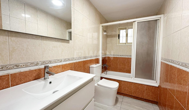 Odsprzedaż - Mieszkanie w bloku - Torrevieja - Centro
