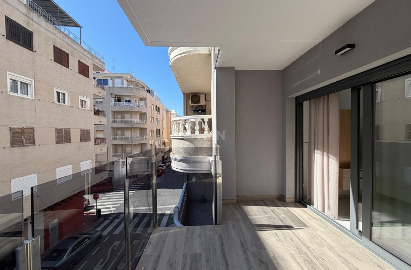 Odsprzedaż - Mieszkanie w bloku - Torrevieja - Estacion De Autobuses