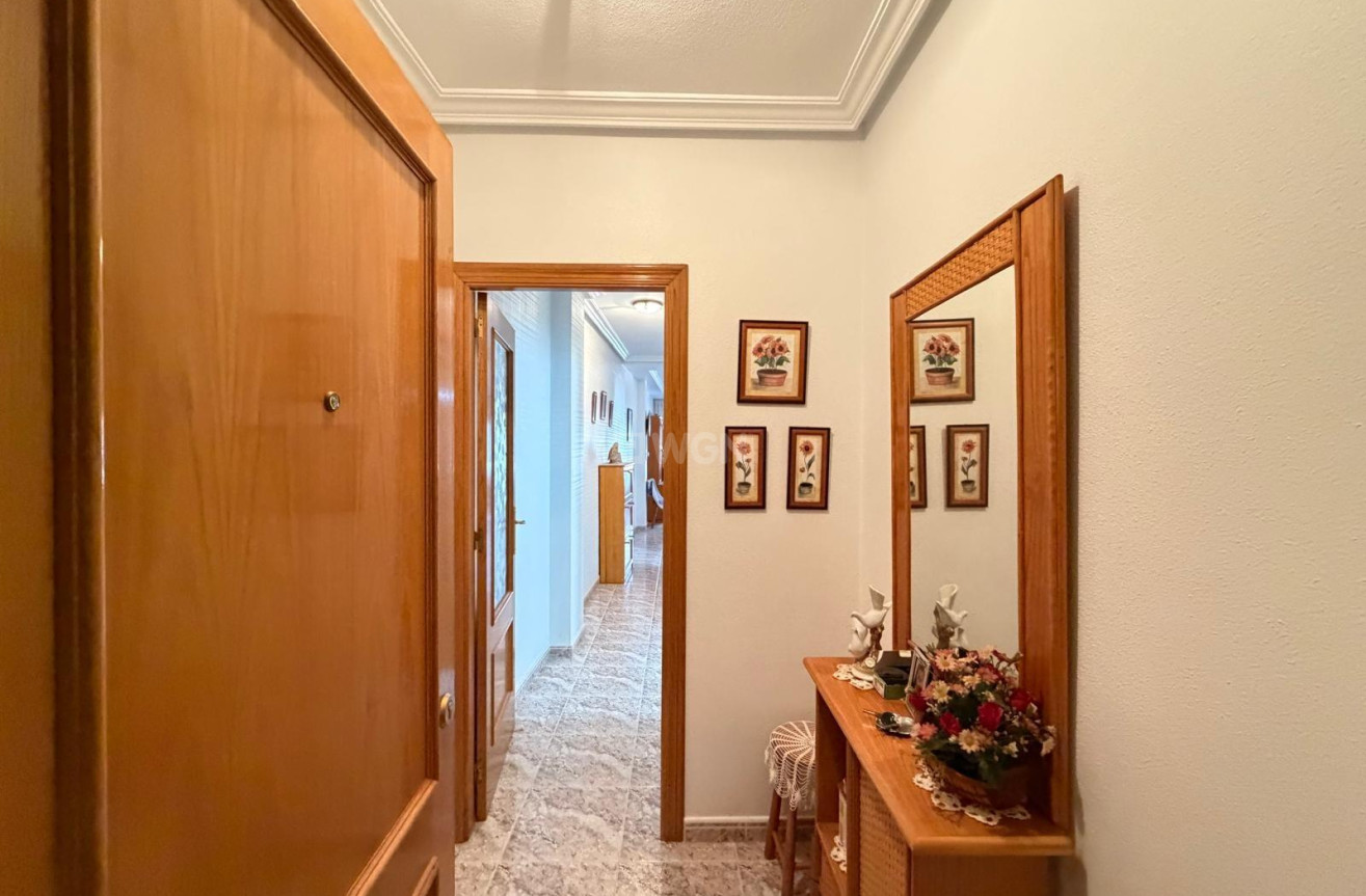 Odsprzedaż - Mieszkanie w bloku - Torrevieja - Playa del Cura