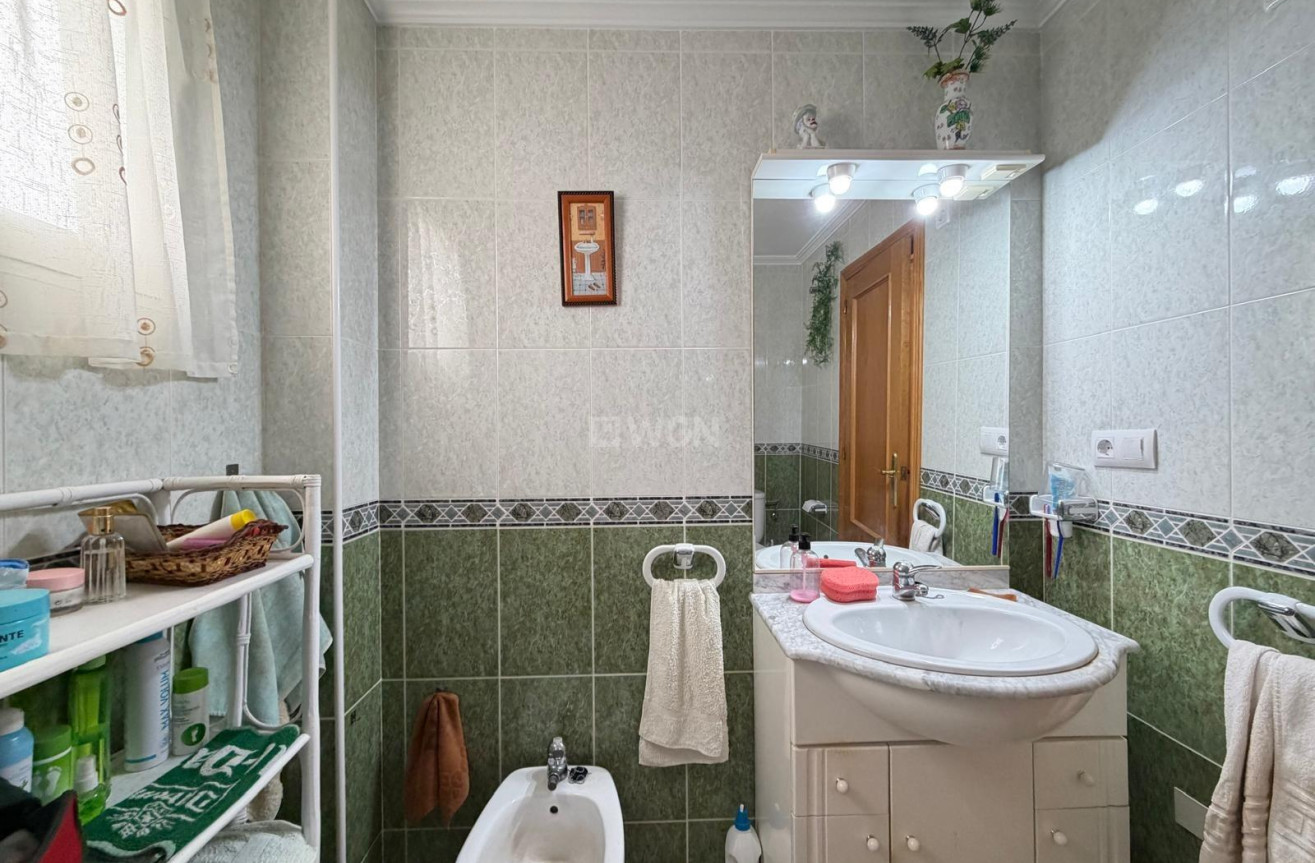 Odsprzedaż - Mieszkanie w bloku - Torrevieja - Playa del Cura