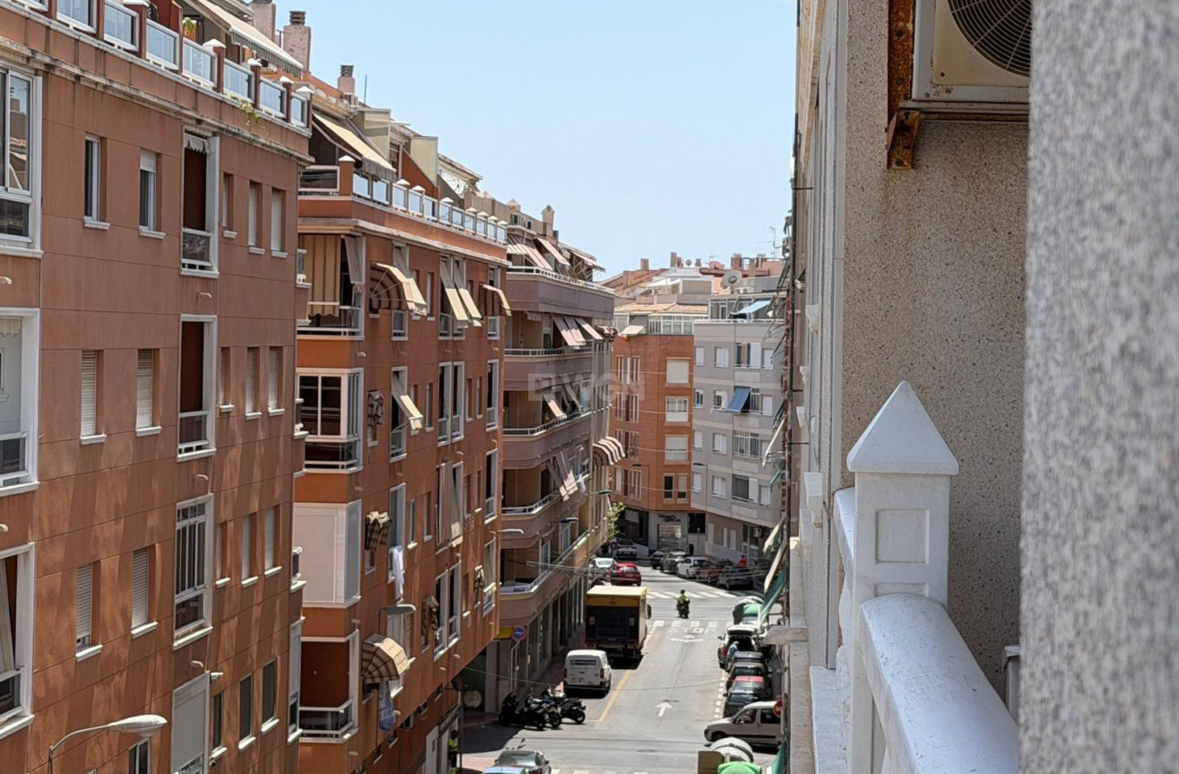 Odsprzedaż - Mieszkanie w bloku - Torrevieja - Playa del Cura