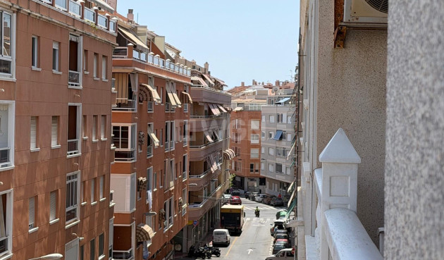Odsprzedaż - Mieszkanie w bloku - Torrevieja - Playa del Cura