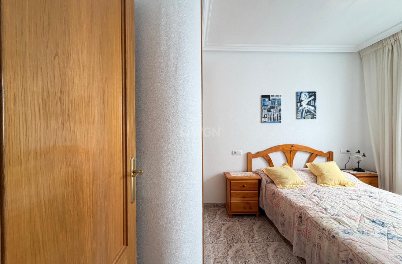 Odsprzedaż - Mieszkanie w bloku - Torrevieja - Playa del Cura