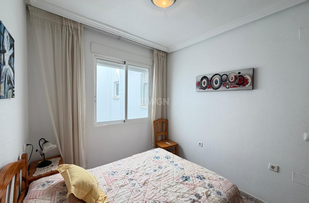 Odsprzedaż - Mieszkanie w bloku - Torrevieja - Playa del Cura