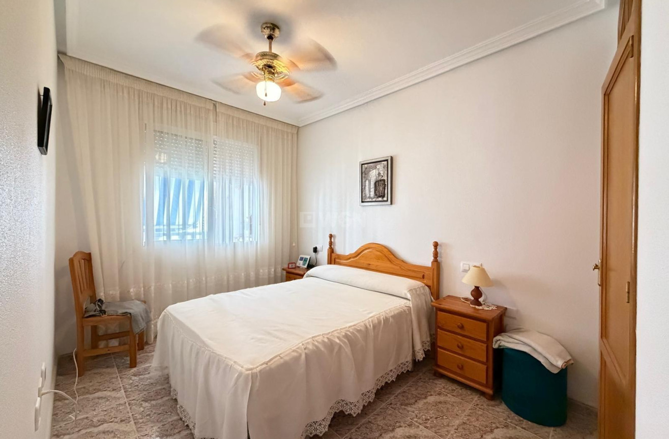 Odsprzedaż - Mieszkanie w bloku - Torrevieja - Playa del Cura