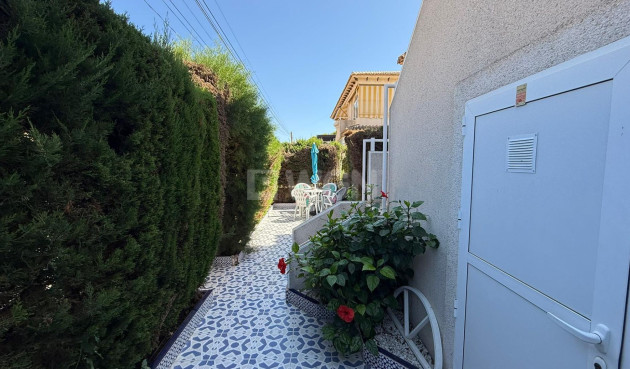 Odsprzedaż - Bungalow - Torrevieja - Punta Prima