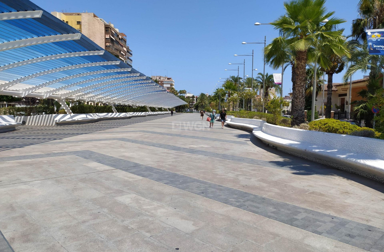 Odsprzedaż - Mieszkanie w bloku - Torrevieja - Playa del Cura