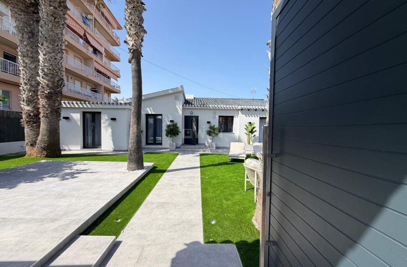 Odsprzedaż - Villa - Torrevieja - Punta Prima