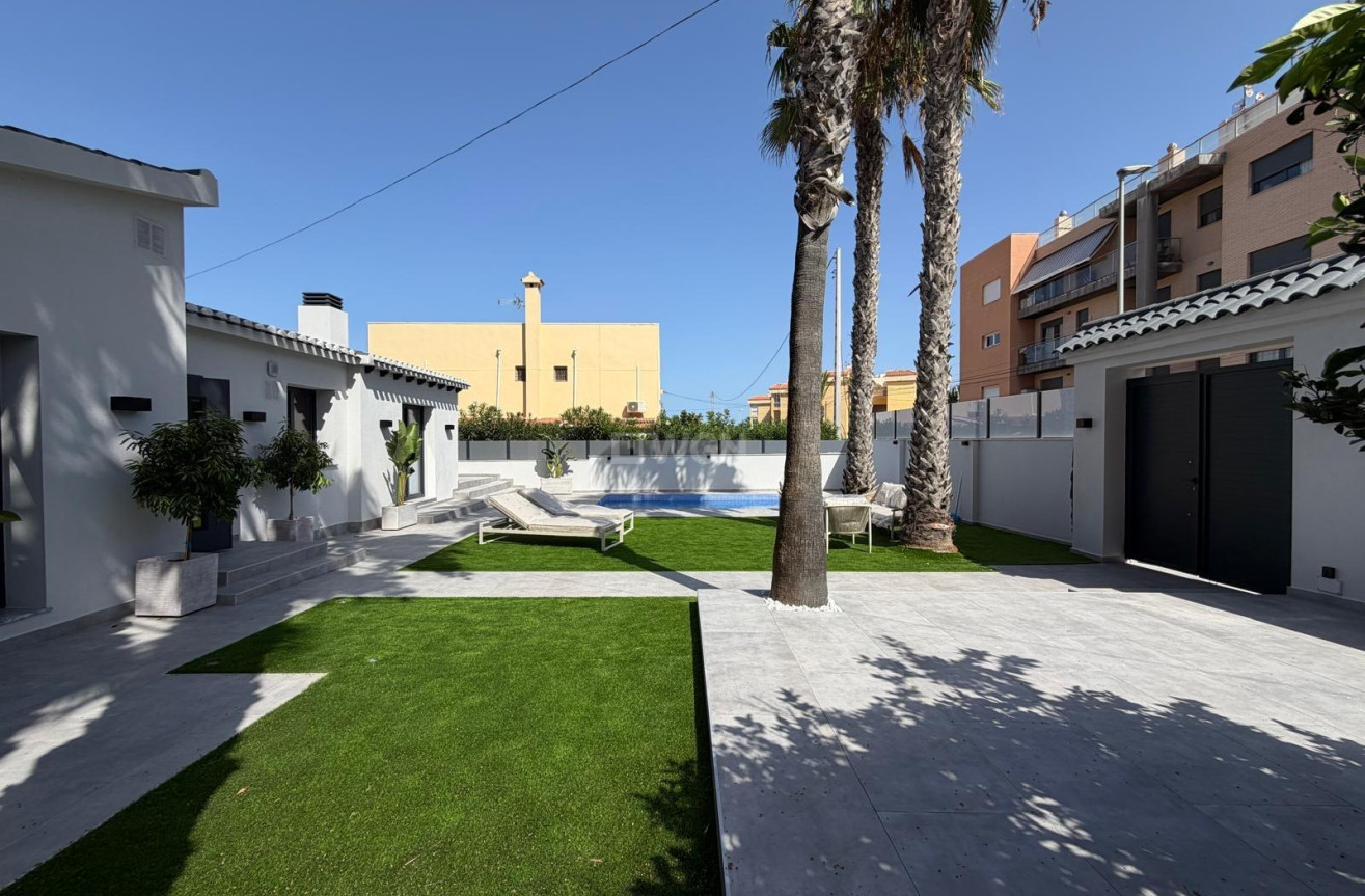 Odsprzedaż - Villa - Torrevieja - Punta Prima