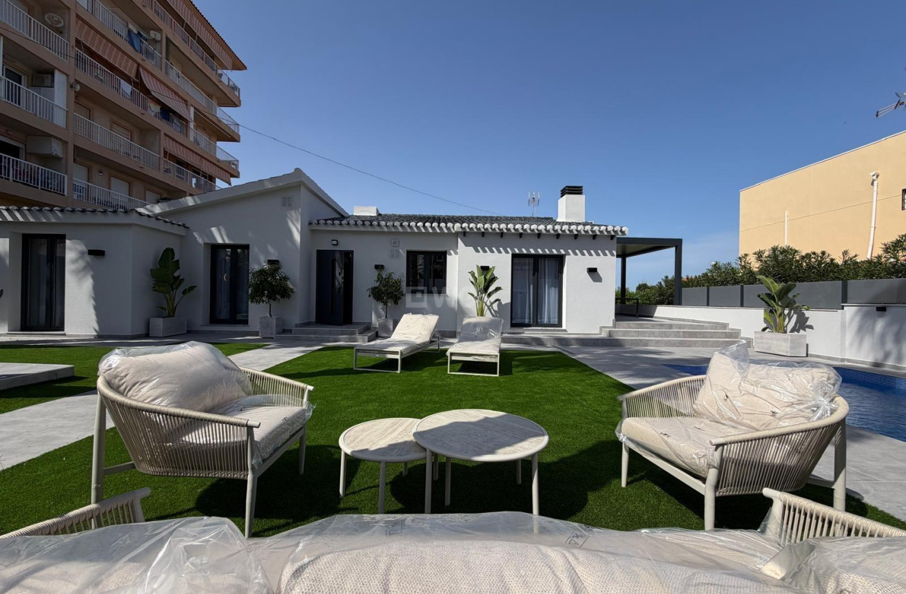 Odsprzedaż - Villa - Torrevieja - Punta Prima
