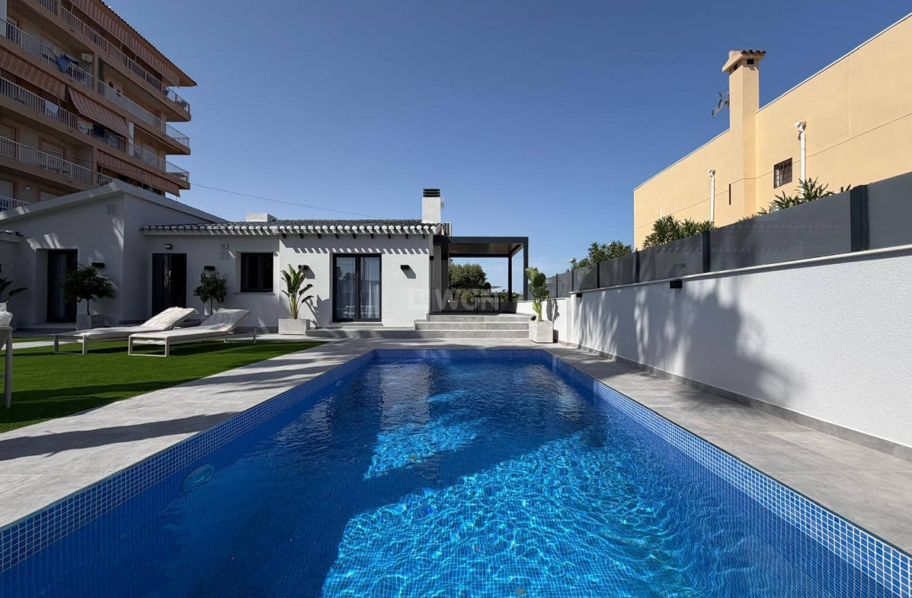 Odsprzedaż - Villa - Torrevieja - Punta Prima