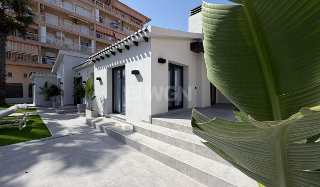 Odsprzedaż - Villa - Torrevieja - Punta Prima