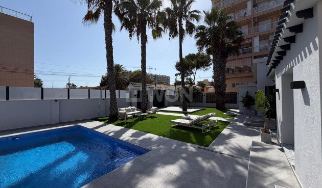 Odsprzedaż - Villa - Torrevieja - Punta Prima