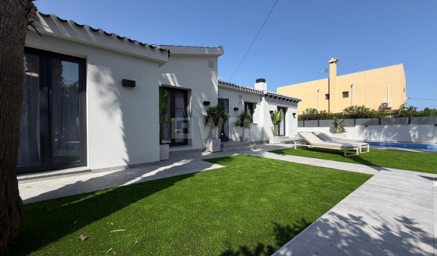 Odsprzedaż - Villa - Torrevieja - Punta Prima