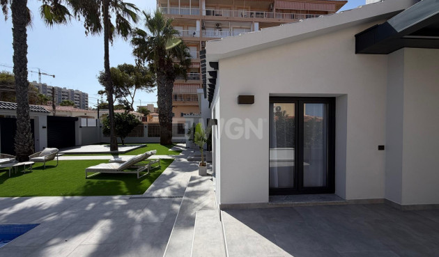 Odsprzedaż - Villa - Torrevieja - Punta Prima