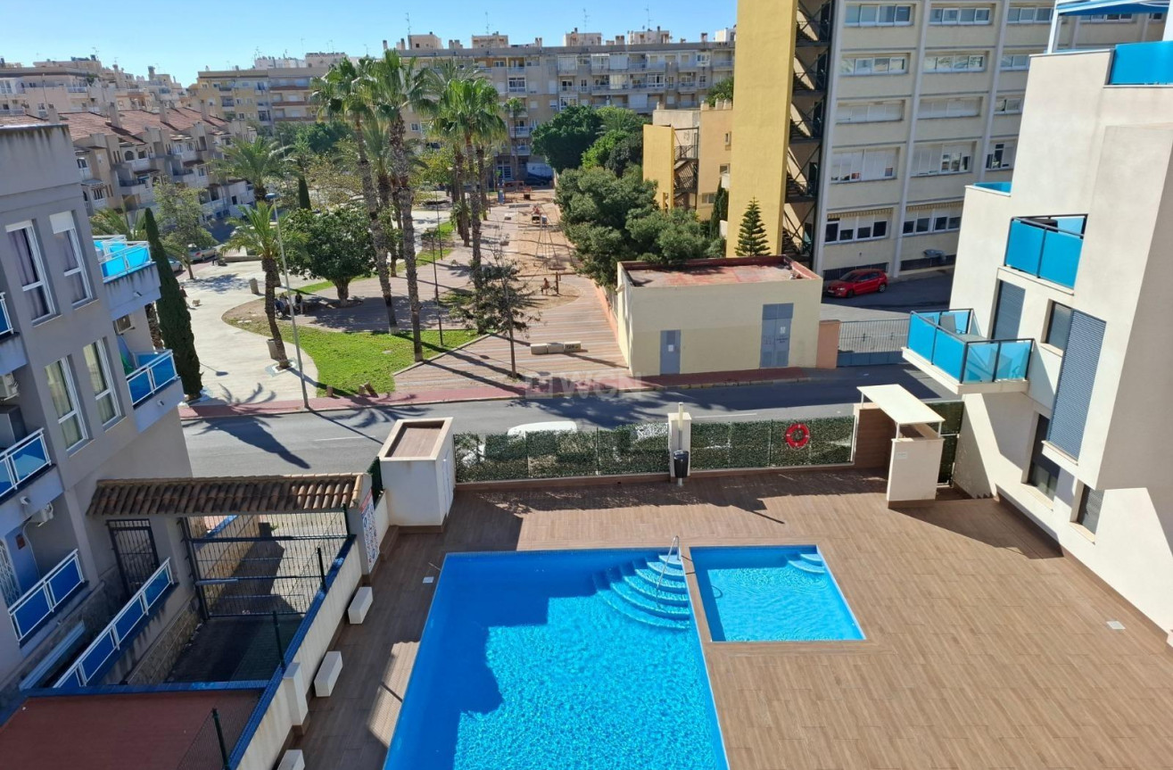 Odsprzedaż - Mieszkanie w bloku - Torrevieja - Estacion De Autobuses