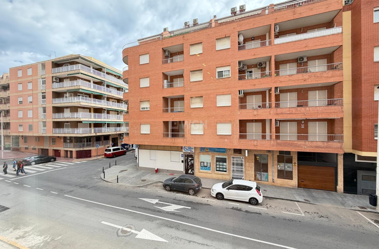 Odsprzedaż - Mieszkanie w bloku - Torrevieja - Playa del Cura