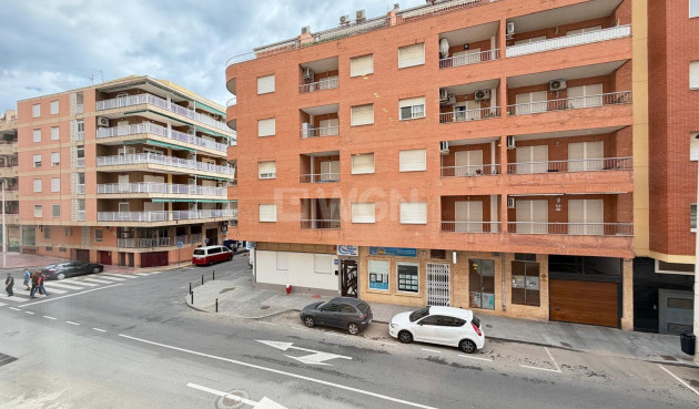 Odsprzedaż - Mieszkanie w bloku - Torrevieja - Playa del Cura