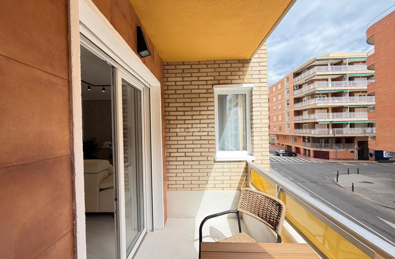 Odsprzedaż - Mieszkanie w bloku - Torrevieja - Playa del Cura