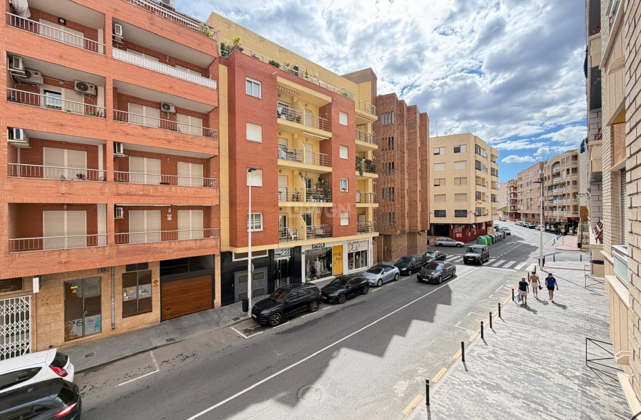 Odsprzedaż - Mieszkanie w bloku - Torrevieja - Playa del Cura
