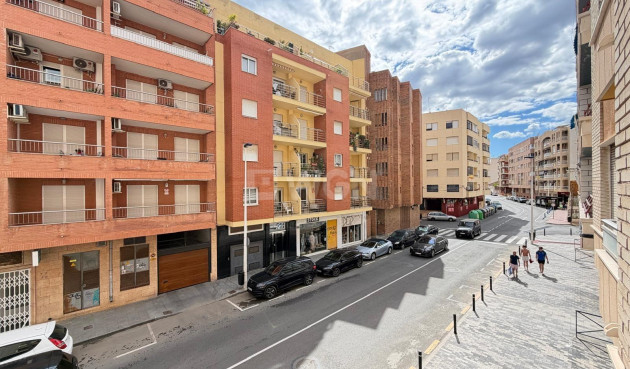 Odsprzedaż - Mieszkanie w bloku - Torrevieja - Playa del Cura