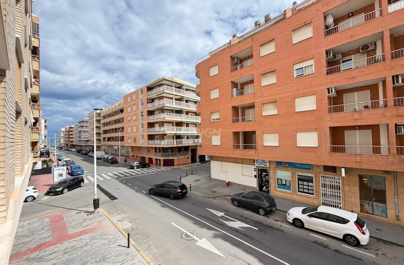 Odsprzedaż - Mieszkanie w bloku - Torrevieja - Playa del Cura
