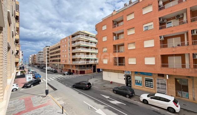 Odsprzedaż - Mieszkanie w bloku - Torrevieja - Playa del Cura