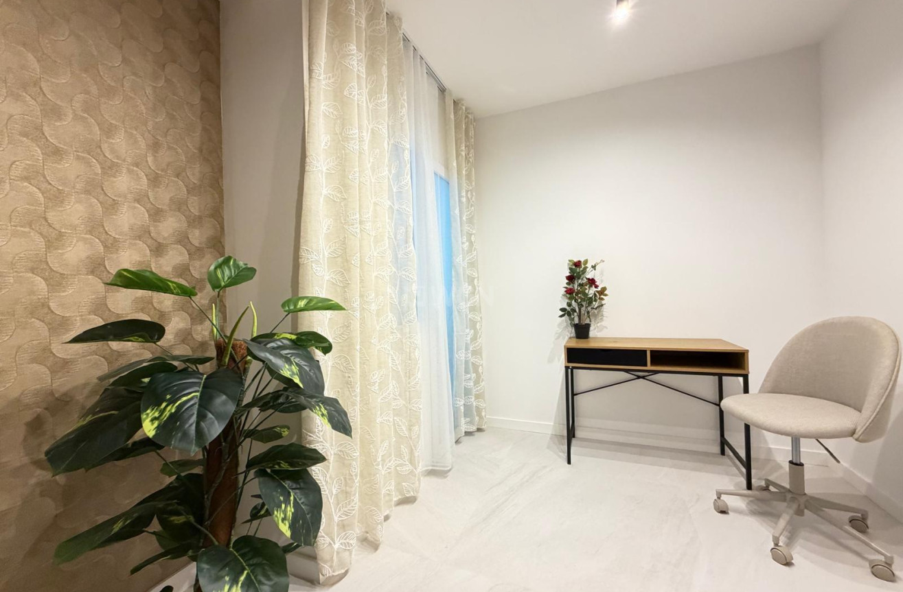 Odsprzedaż - Mieszkanie w bloku - Torrevieja - Playa del Cura