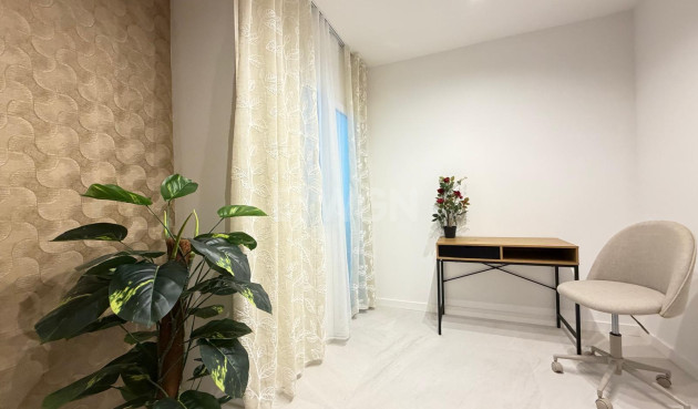 Odsprzedaż - Mieszkanie w bloku - Torrevieja - Playa del Cura